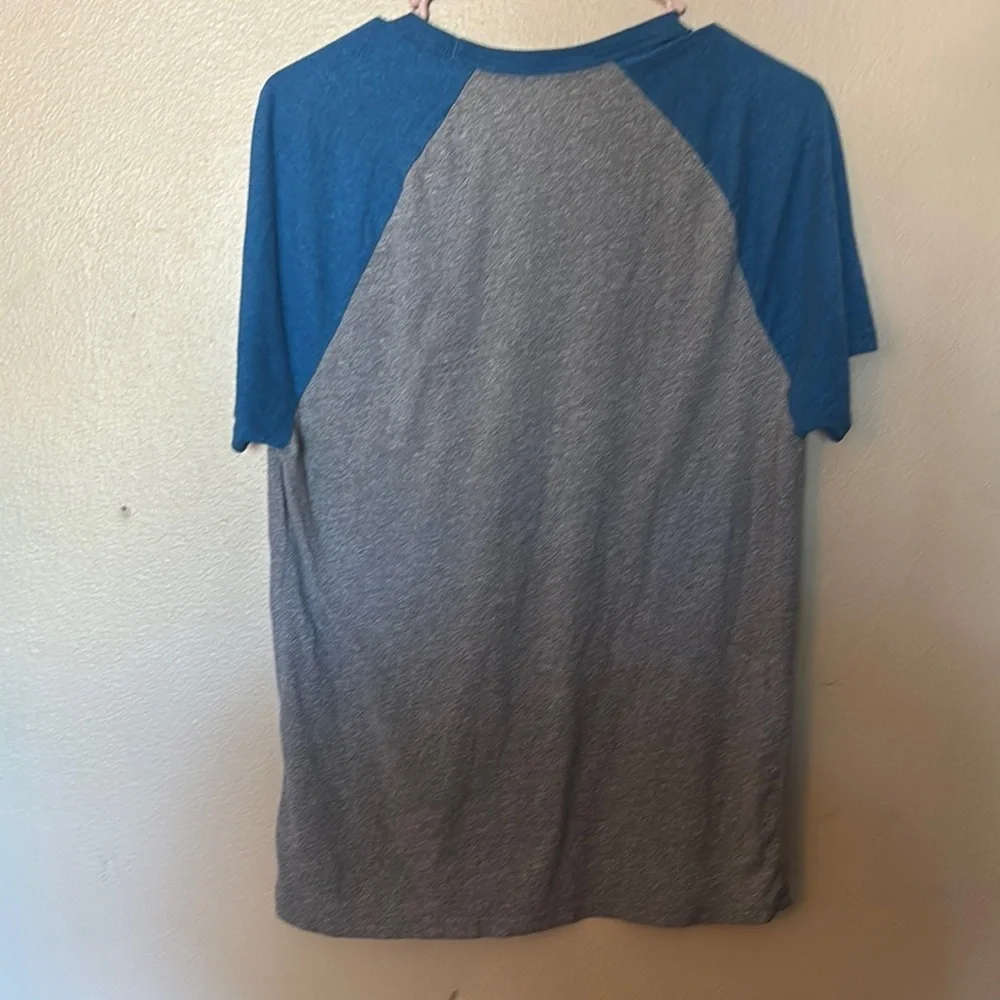 Hollister California Men's Blue and Gray Raglan Shirt Size Medium
